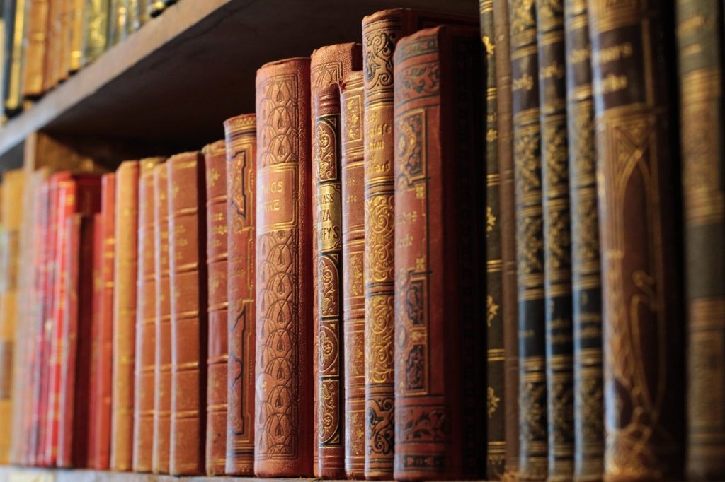 Books, bookshelf, old — Peran Keberuntungan dalam Permainan Slot