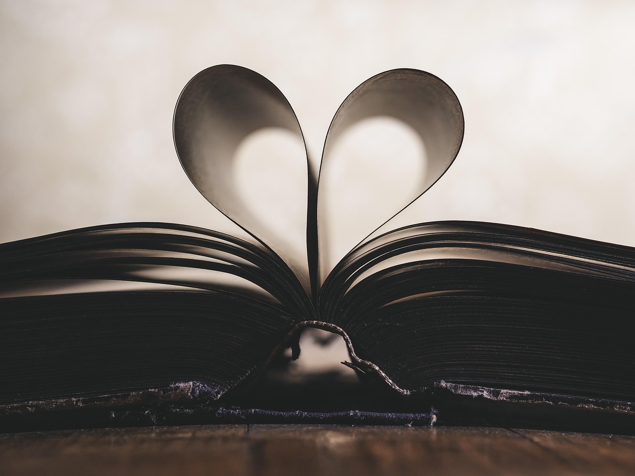 Valentines day background, paper, heart — Which Is Better? Comparing Jeetwin App and Browser Versions